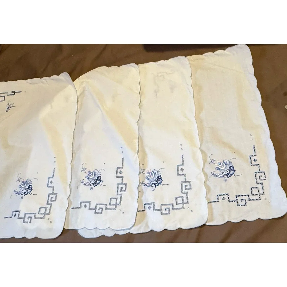 Lit Of‎ 8 tea cloth matching napkins Embroid reminiscent Jacobean floral designs